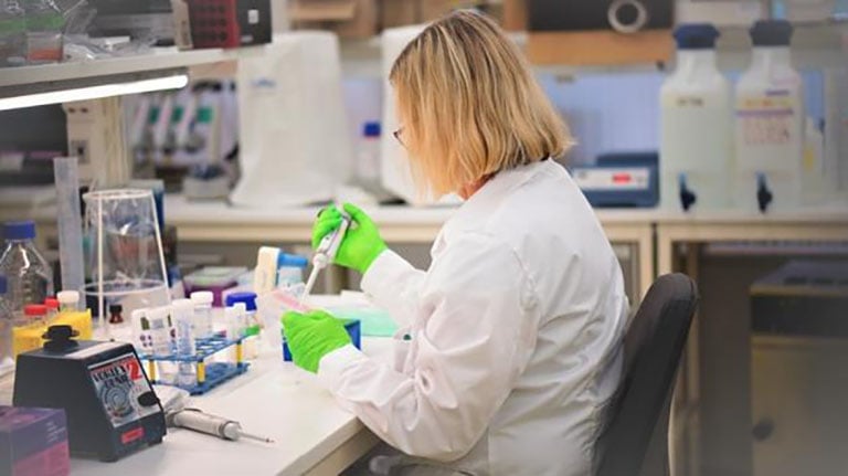 Researchers are using DNA repair inhibitors to selectively introduce toxic DNA damage to cancer cells