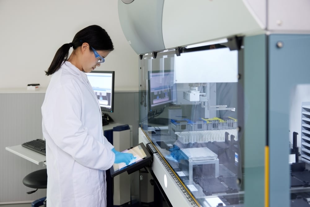 tecan-journal-7-ways-to-unlock-benefits-of-laboratory-automation-lab-worker