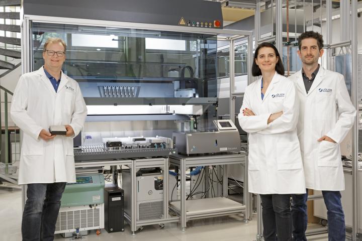 Left to right: Marco Oldiges, Carin Jansen and Holger Morschett with MiBioLab’s TIG system